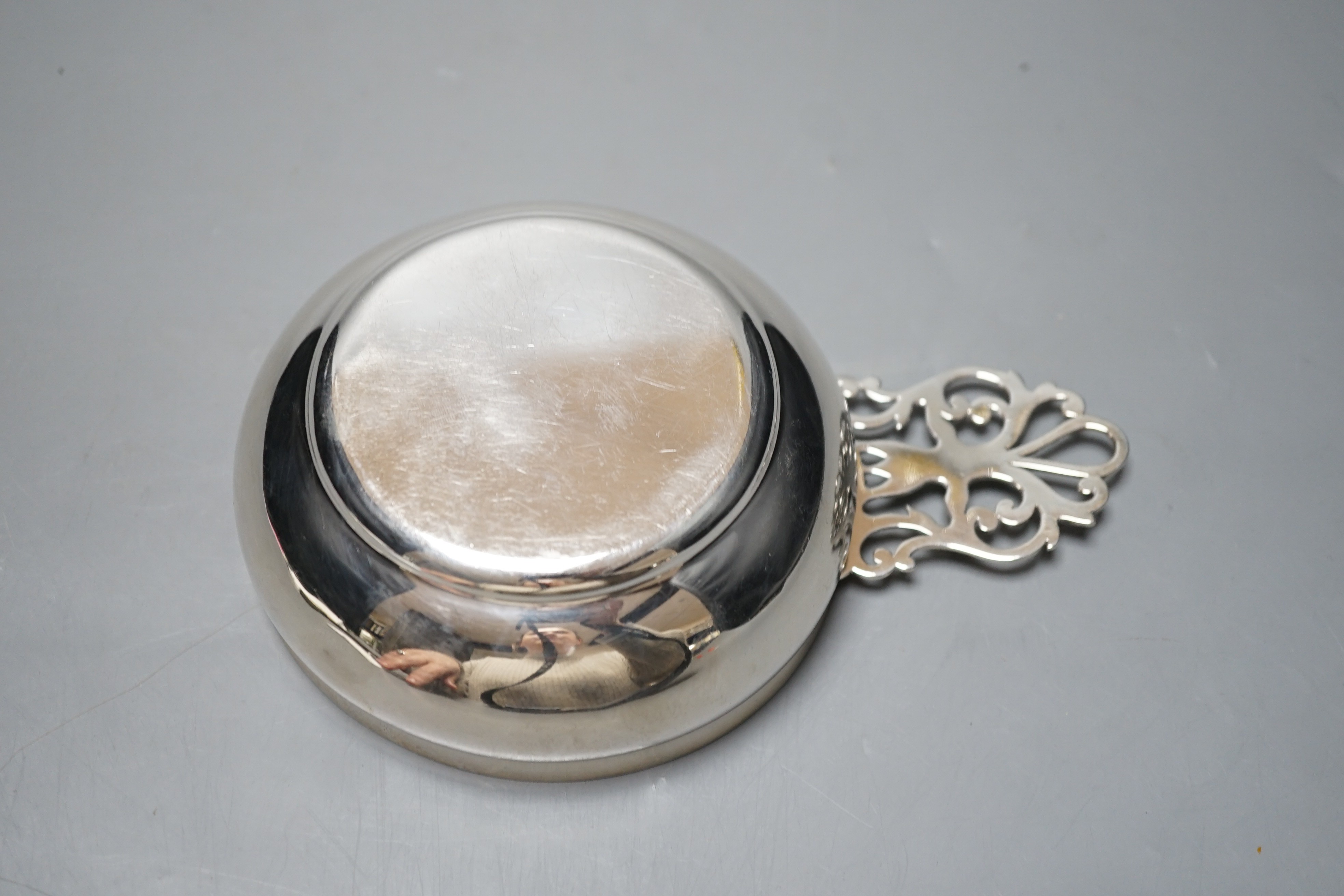 A George V silver porringer, Theodore Rossi, London, 1924, 17.9cm over handle, 6.1oz.